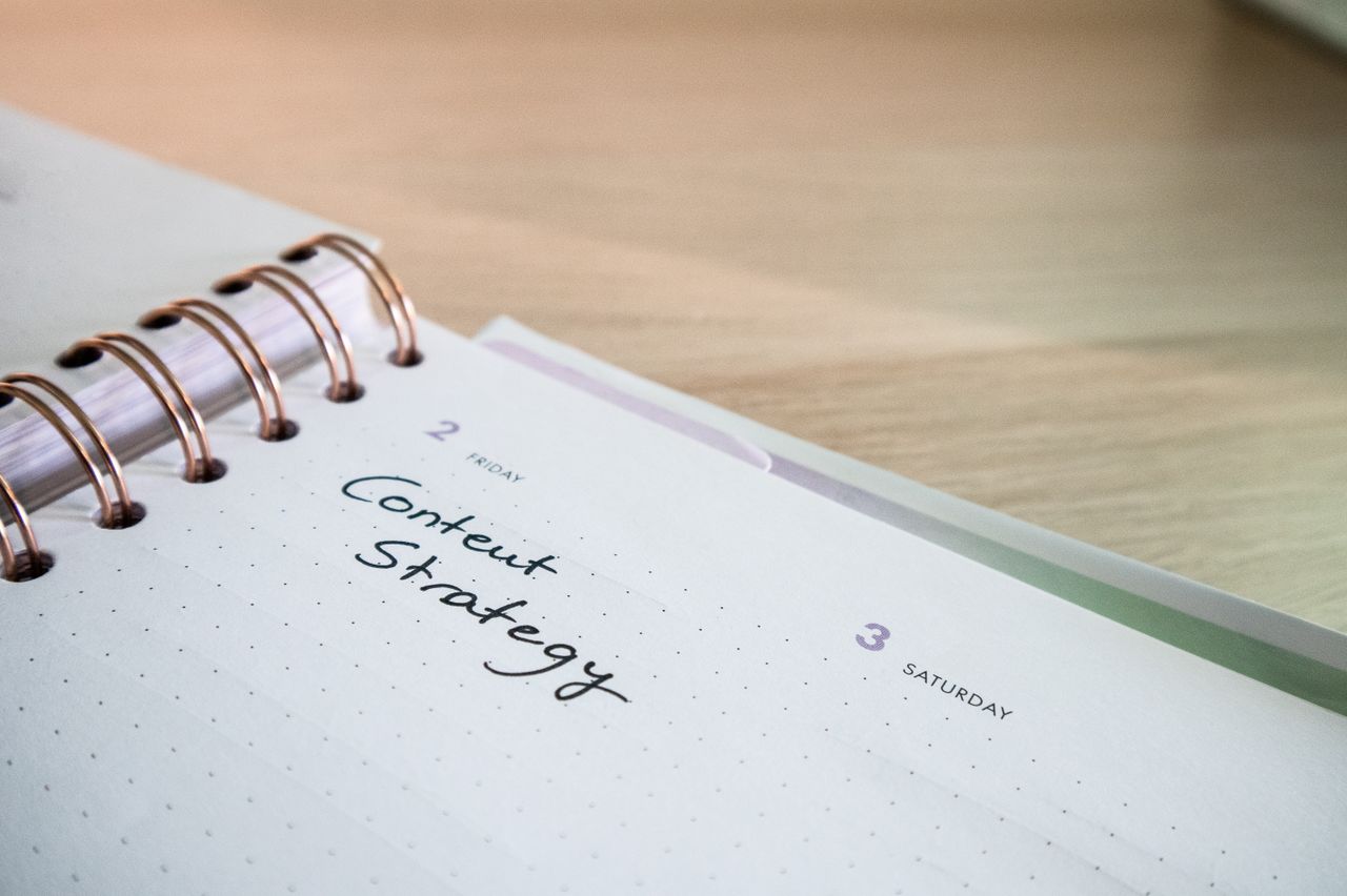 Gros plan sur une page de carnet où figure Content Strategy, parfait pour des visuels de planification d’entreprise.